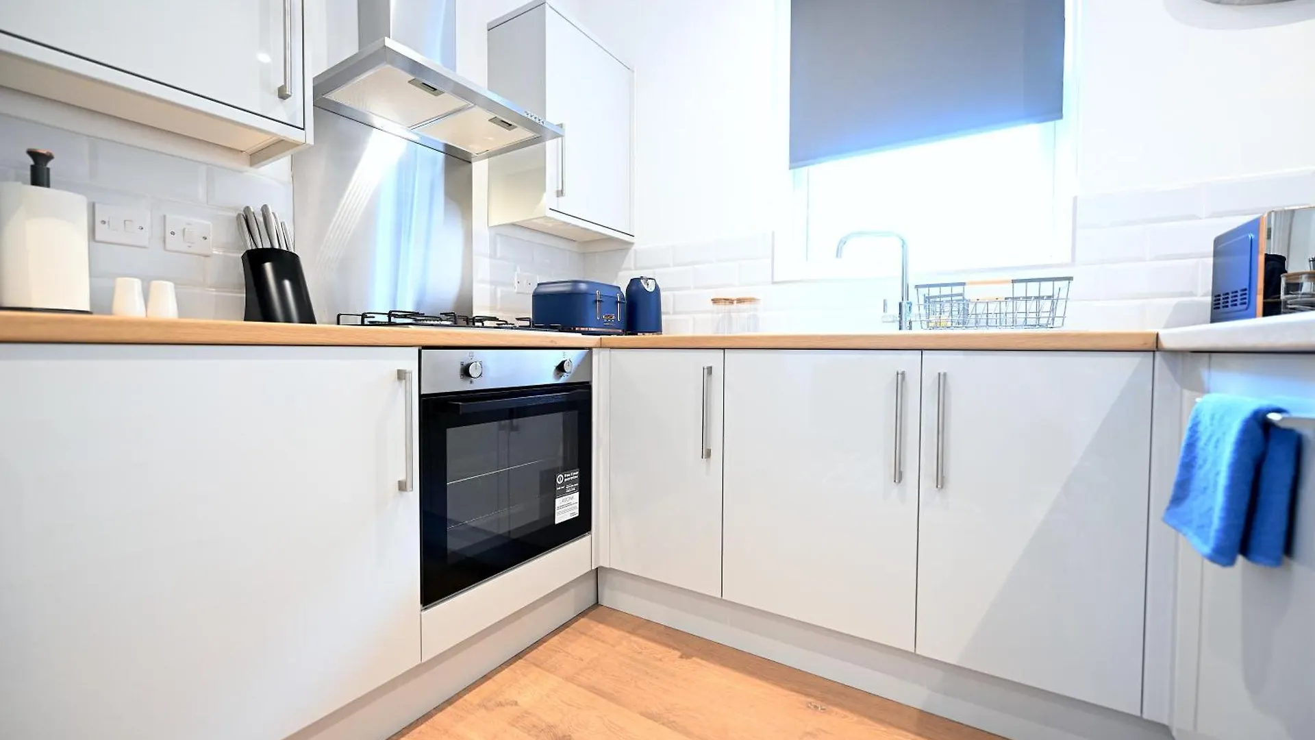 Bright & Large 3 Bed Flat In London Apartment