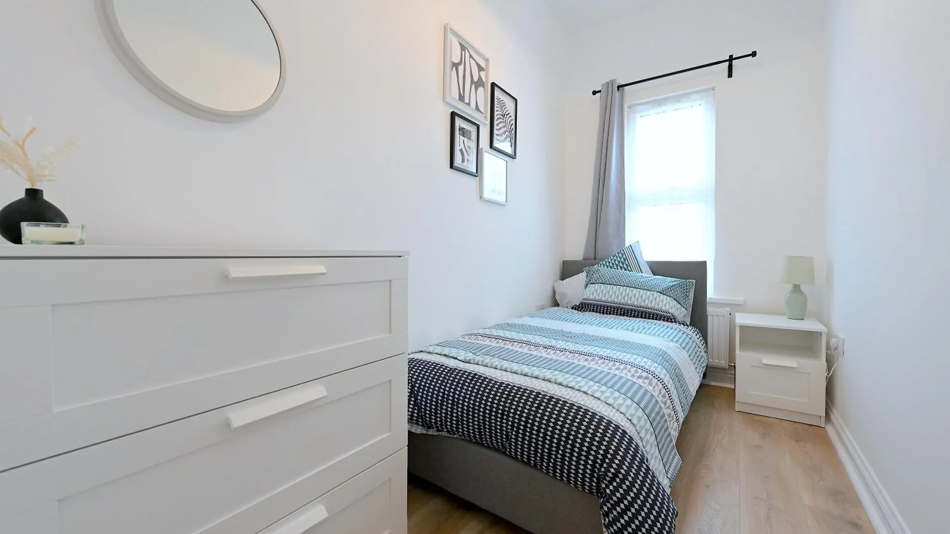 Bright & Large 3 Bed Flat In London Apartment