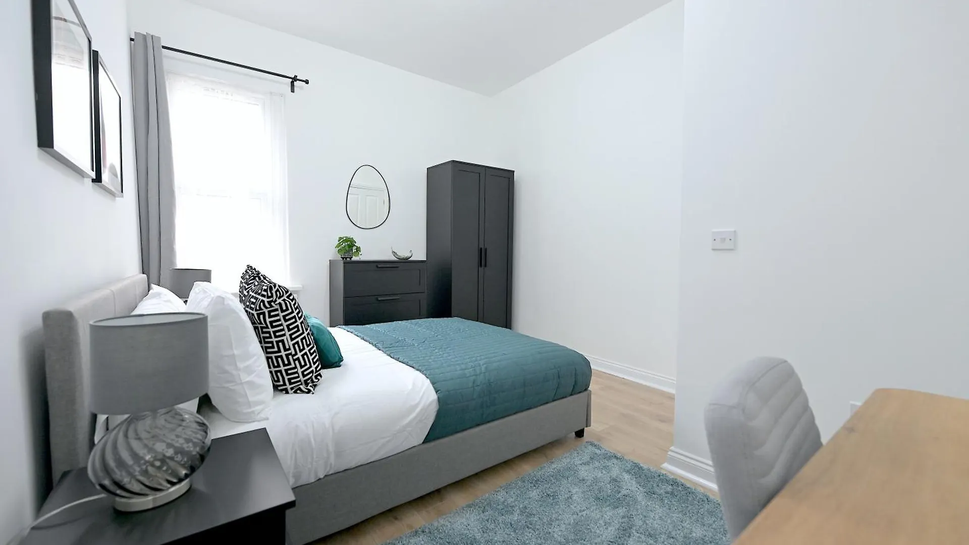 Bright & Large 3 Bed Flat In London Apartment