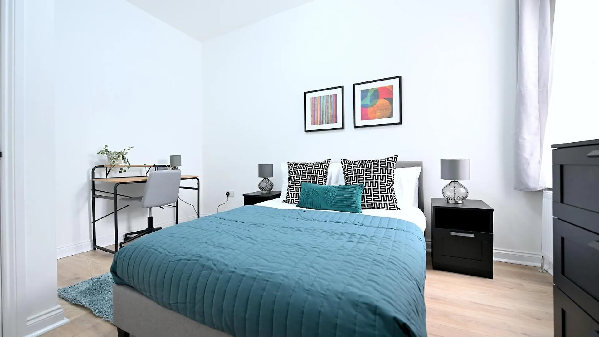 Bright & Large 3 Bed Flat In London Apartment