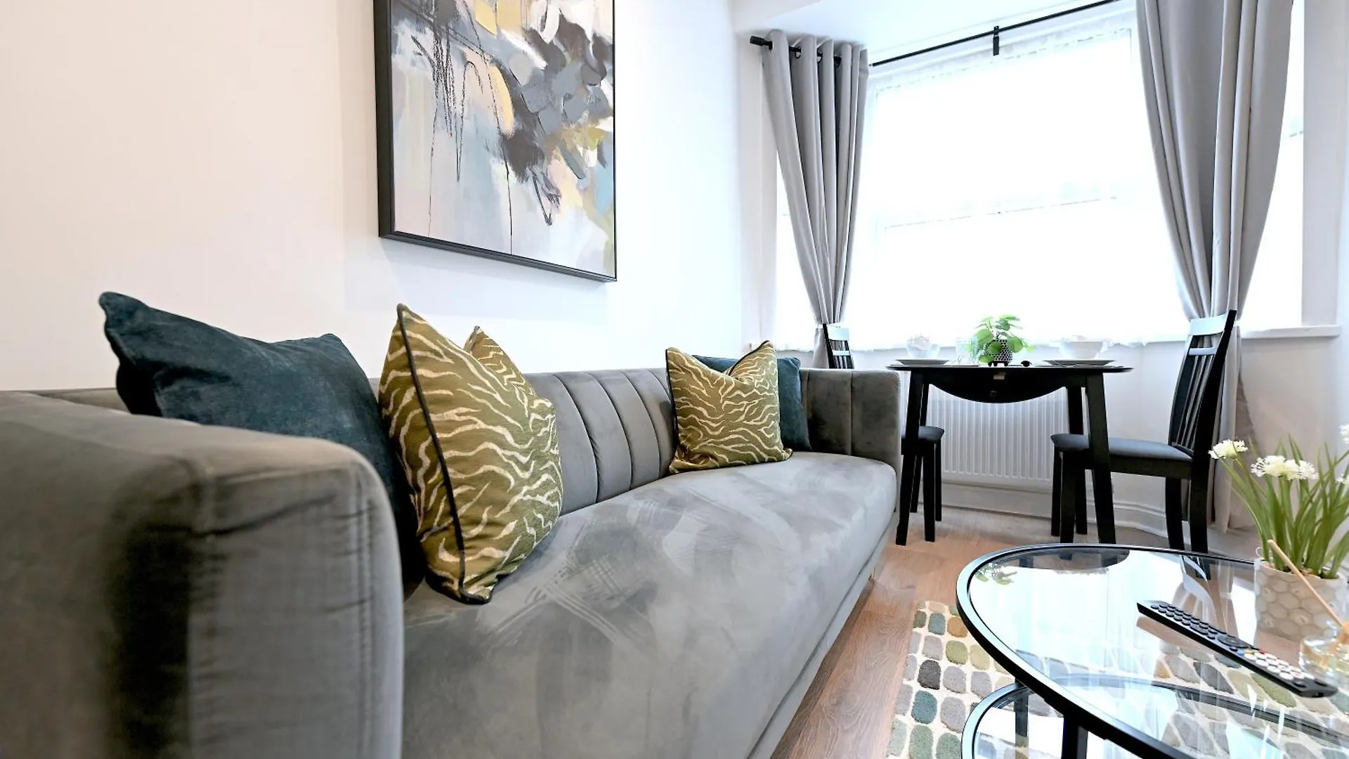 Bright & Large 3 Bed Flat In London Apartment
