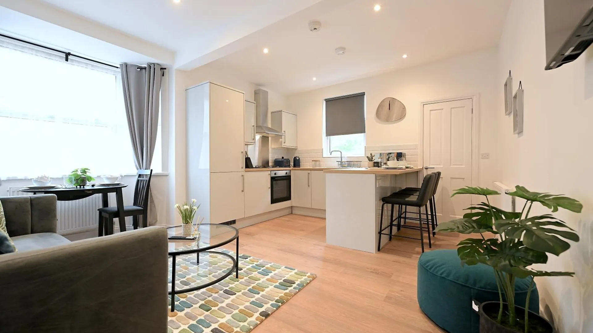 Bright & Large 3 Bed Flat In London location