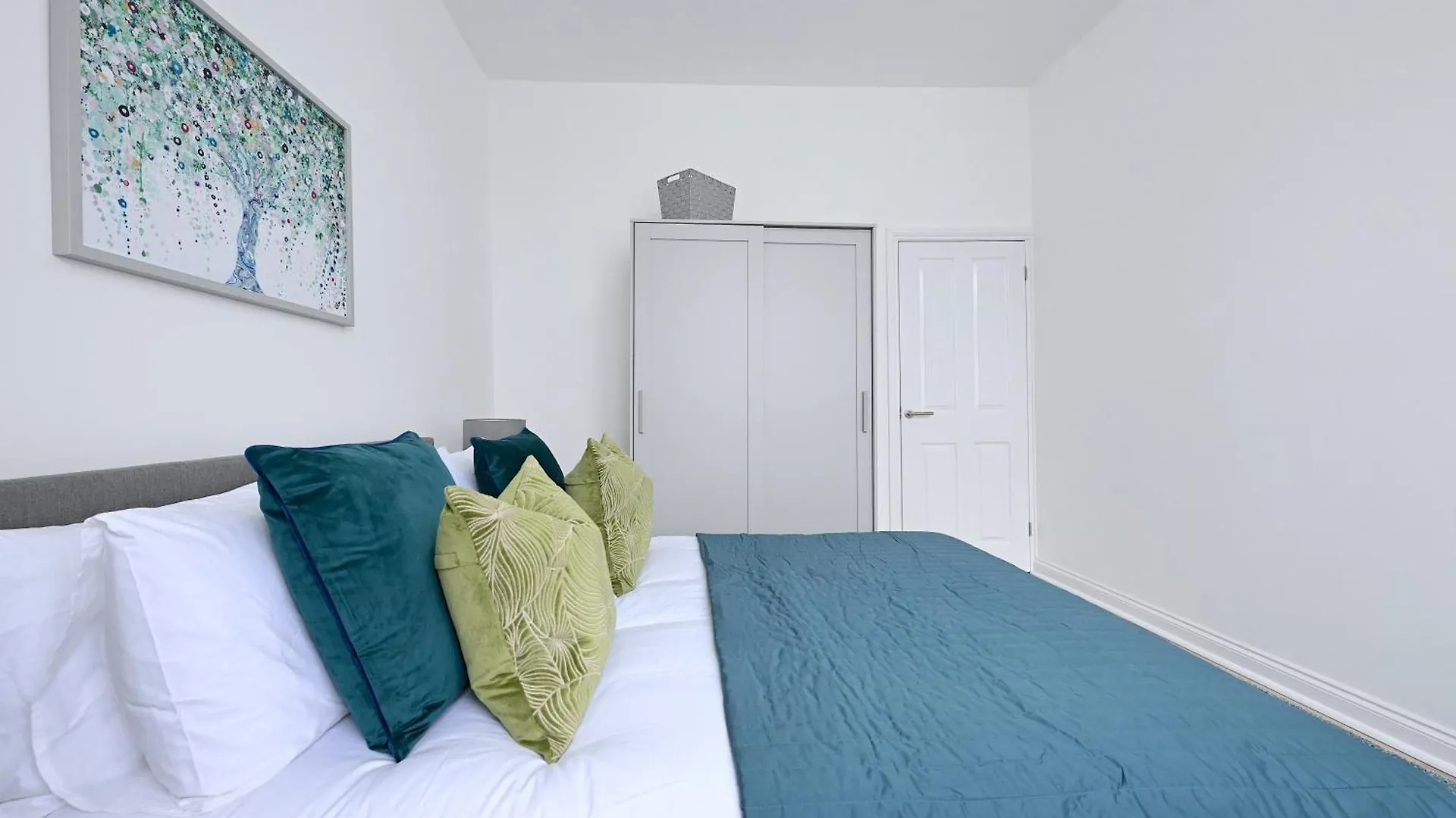 Bright & Large 3 Bed Flat In London Apartment 0*,