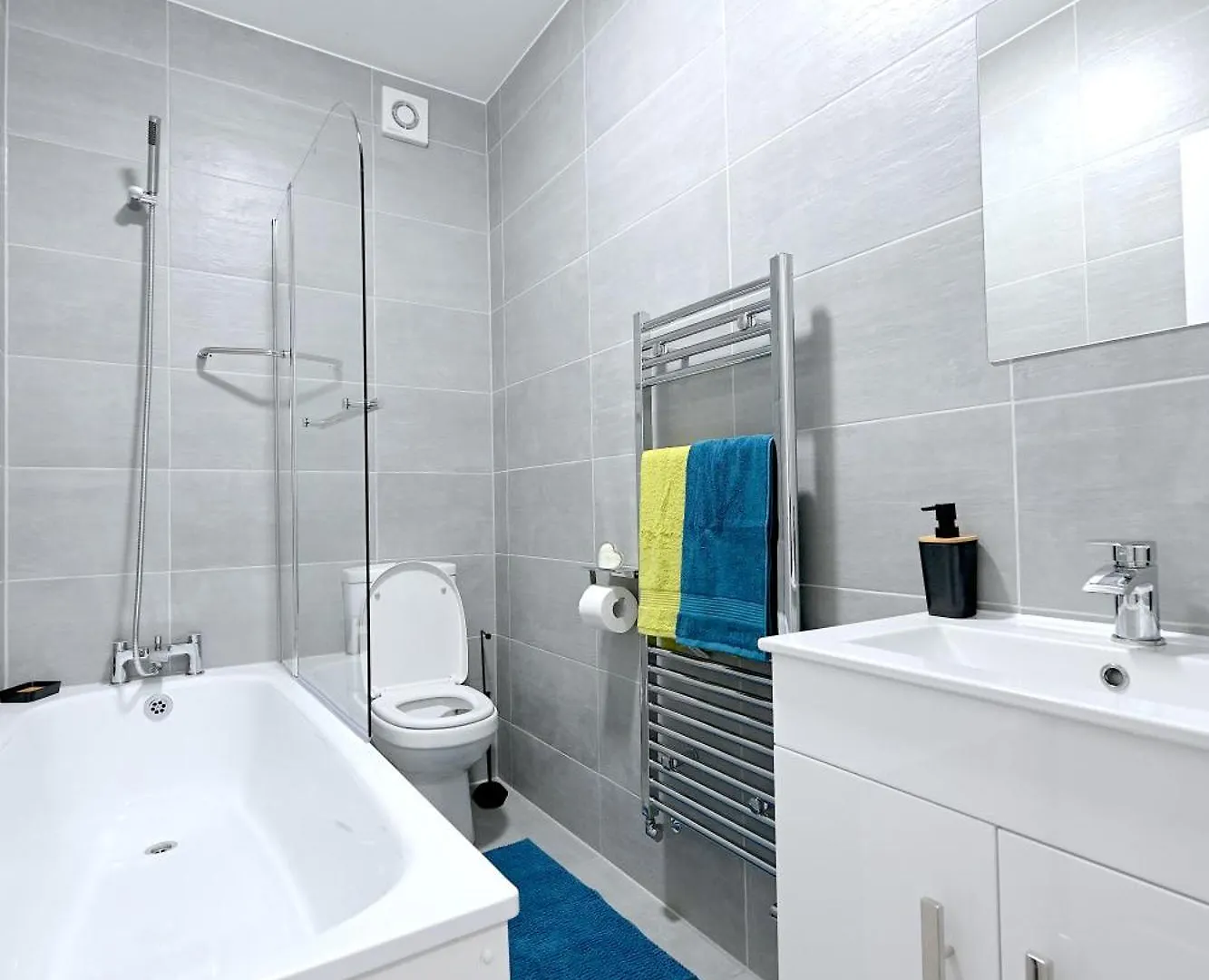 Bright & Large 3 Bed Flat In London Apartment
